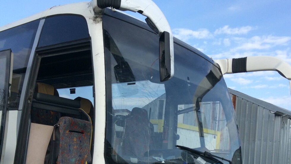 Кабели и мазилка паднаха върху автобус в тунел "Витиня", няма пострадали (СНИМКИ) 