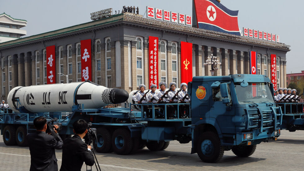 Северна Корея демонстрира сила пред САЩ с военен парад (ВИДЕО)