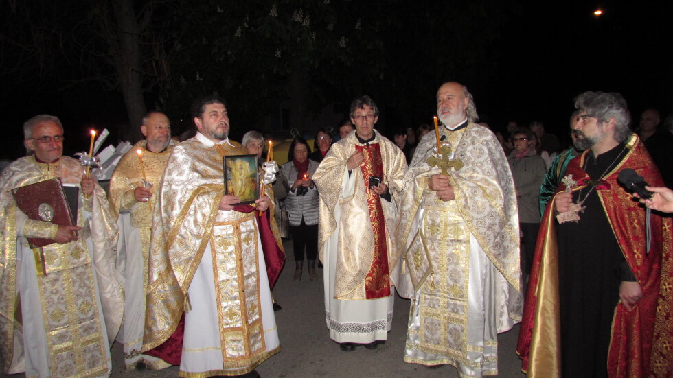 Православни, католици и арменци – заедно на Великден в Русе (СНИМКИ)