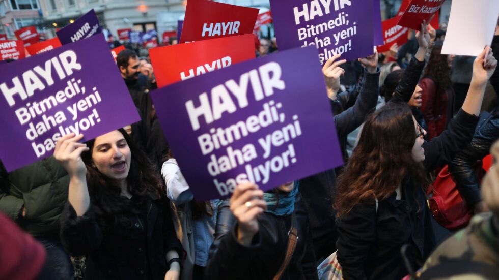 Опозицията в Турция започва битка за касиране на референдума