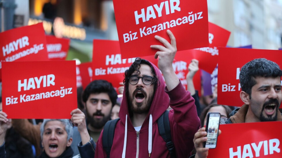 Турция след референдума: Протести и извънредно положение 