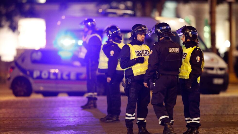 Нападателят, стрелял по полицаи в Париж, е имал досие за радикализация