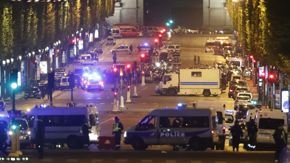 Нападателят, застрелял полицай на „Шанз–Елизе”, е роден във Франция
