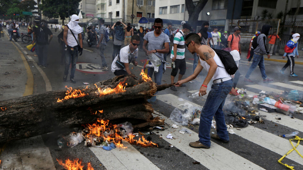 Над 220 души пострадаха при антиправителствените протести във Венецуела снощи