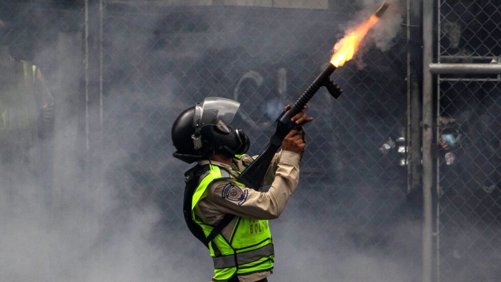 Венецуела: Десетки войници са арестувани заради недоволство от насилието над протестиращи