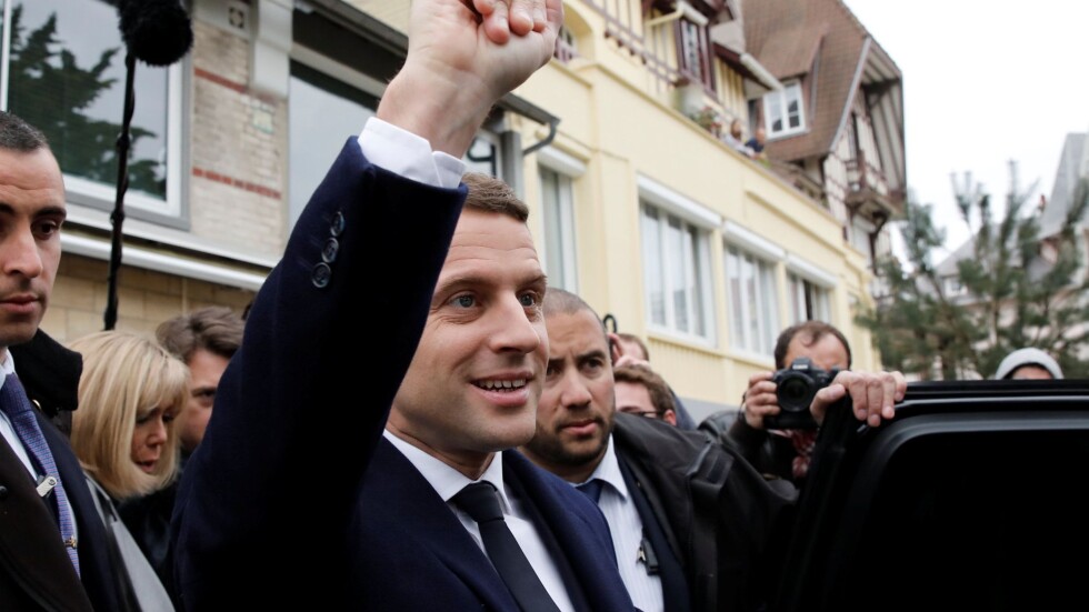 Еманюел Макрон води в президентската надпревара във Франция