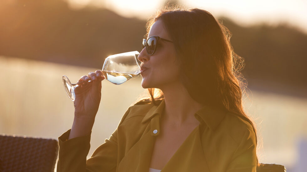 Бялото вино увеличава двойно риска от хронично възпаление на лицето при жените