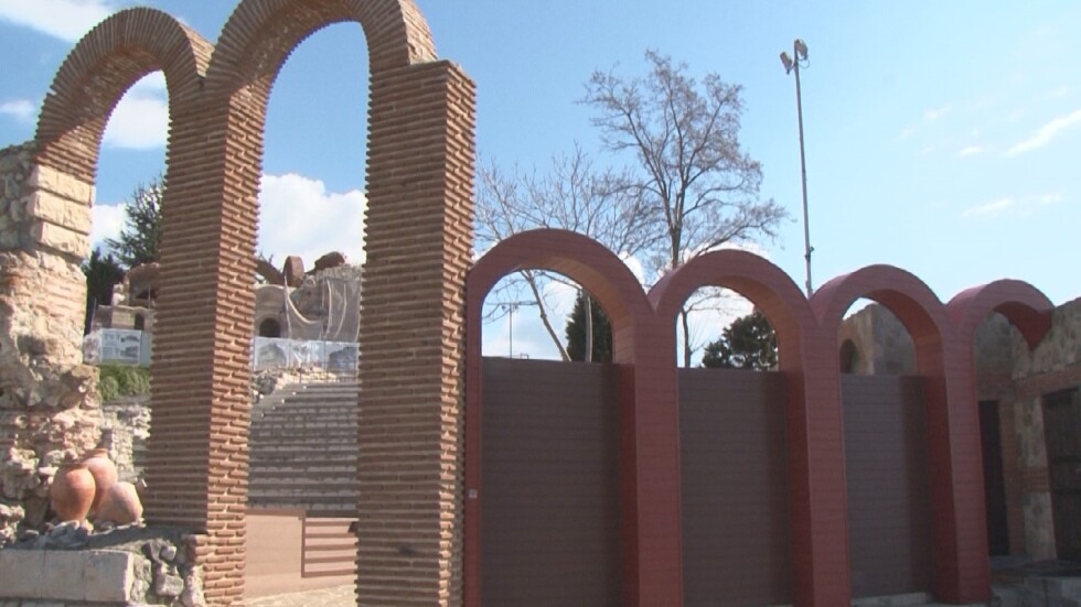 Достроиха амфитеатъра в стария Несебър със „старинни” пластмасови арки