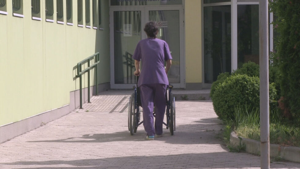 Здравното министерство дава още 300 хил. лв. на болниците в Ловеч и Враца