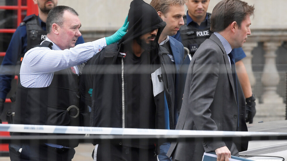 Задържаха мъж с ножове пред резиденцията на британския премиер в Лондон 