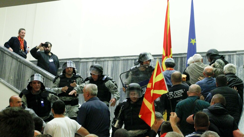 Политически консултации след погрома в Скопие