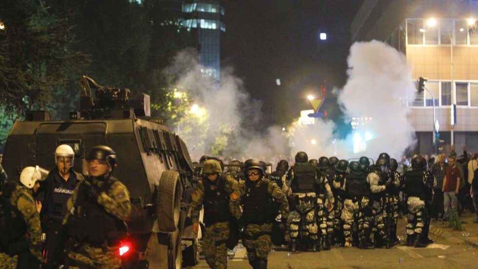 Полицията в Скопие използва шокови гранати срещу протестиращите 