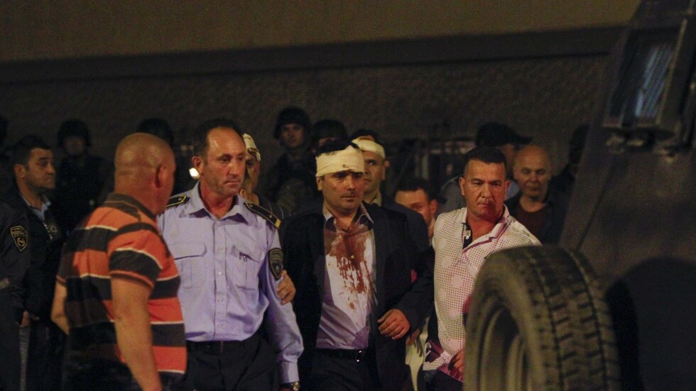Протестиращи нахлуха в македонския парламент, Зоран Заев е ранен (СНИМКИ И ВИДЕО)