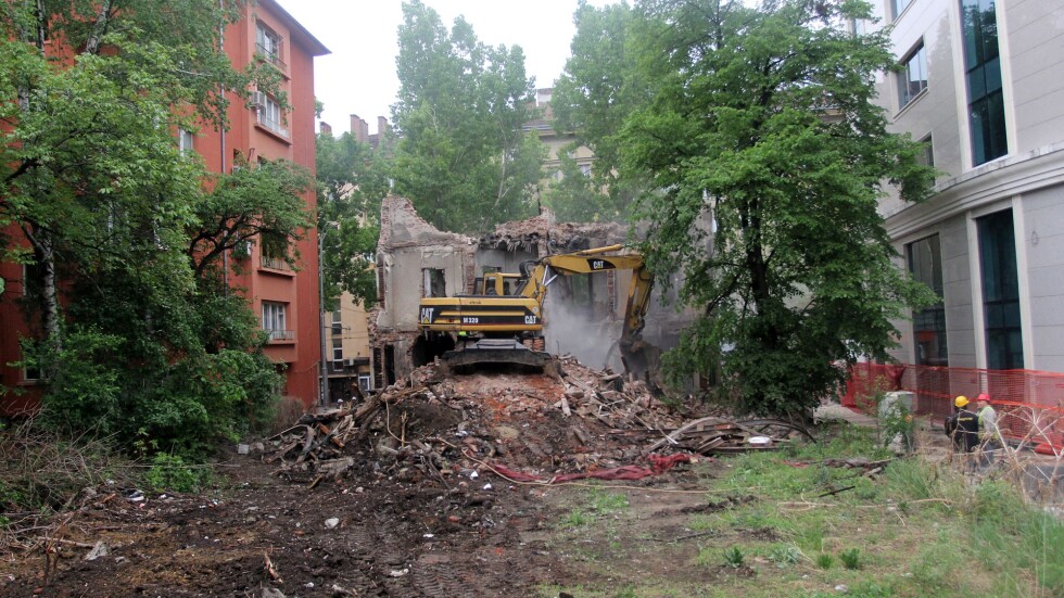 „Двойната къща” в центъра на София беше съборена окончателно (СНИМКИ И ВИДЕО)