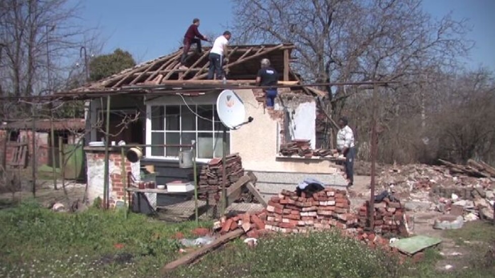 Добро дело: Общински съветник ремонтира разрушената къща на възрастна жена