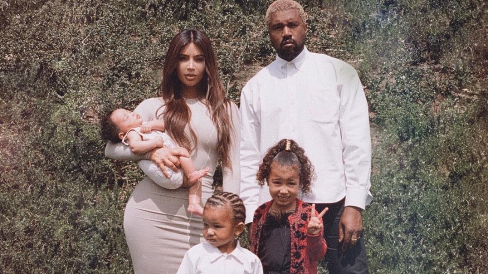 Ким Кардашиян за това как се прави семейна снимка с 3 деца, или моментът, след който всички плачат