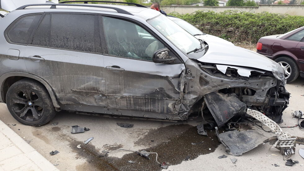 Джип удари 10 паркирани коли в Пловдив, водачът избяга (СНИМКИ)