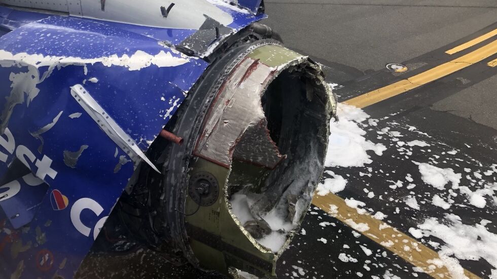 Повреден двигател счупи прозорец на самолет, уби човек