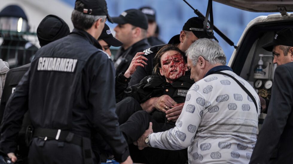 Десетки фенове на "Левски" в ареста заради ранената полицайка (ВИДЕО и СНИМКИ)