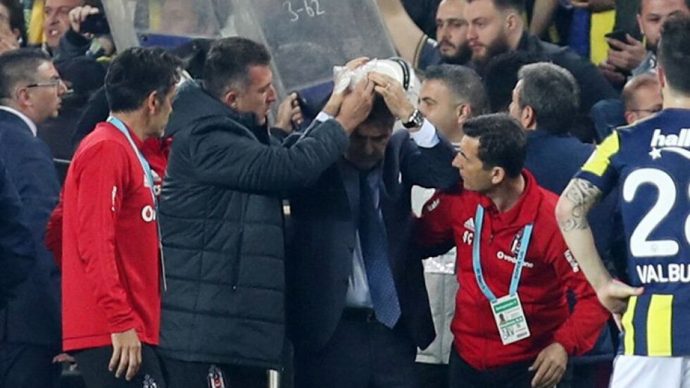 Нов балкански инцидент: Разбиха главата на треньора на "Бешикташ" (ВИДЕО)