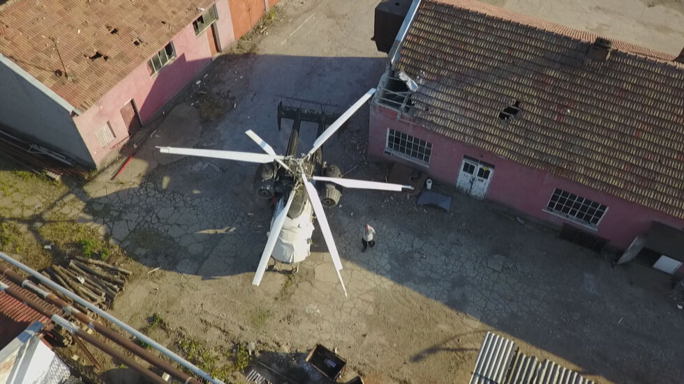 Хеликоптер кацна аварийно в базата на винпром в Свищов