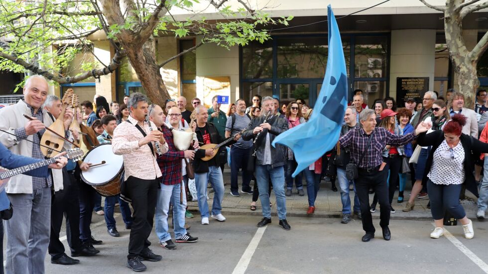 Творците от БНР с протестен концерт под прозорците на Горанов (СНИМКИ)