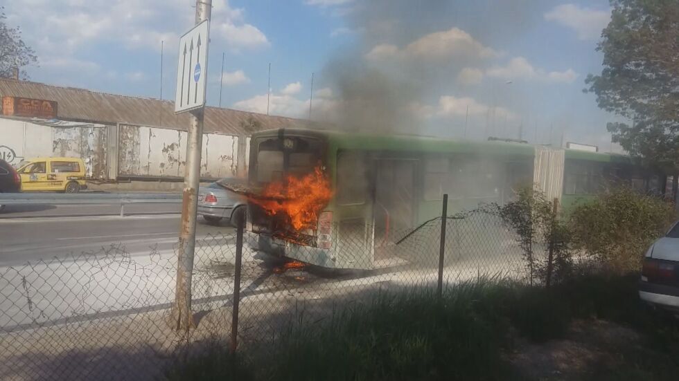 Автобус се запали в движение в София (СНИМКИ И ВИДЕО)