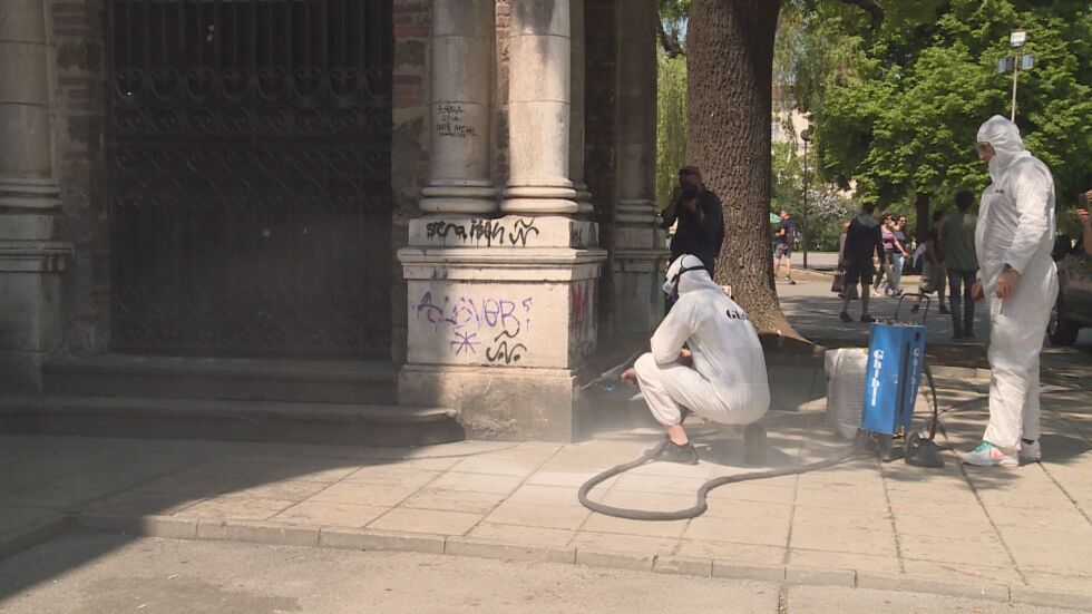 Пролетно почистване на графити в София