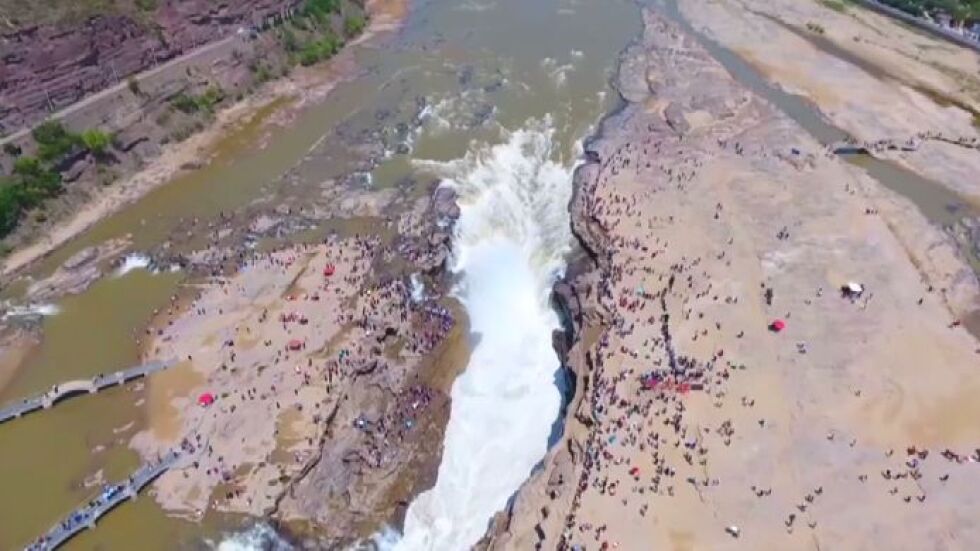 Китайският водопад Хукоу привлича хиляди посетители 
