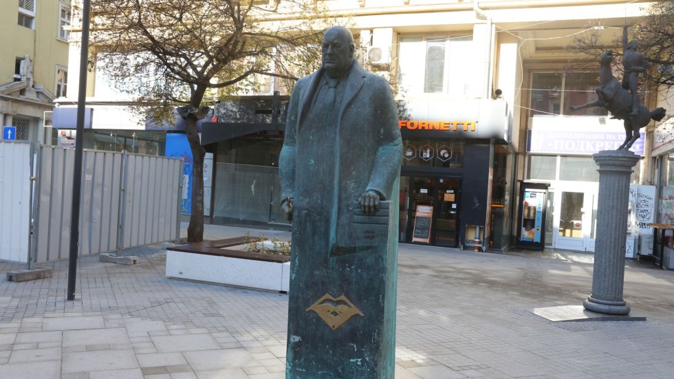 Появиха се кандидат-купувачи за паметника на Бойко Борисов