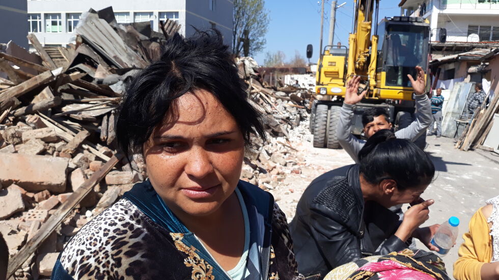  Бутат незаконни постройки в „Шекер махала”, бременна жена застана пред багерите