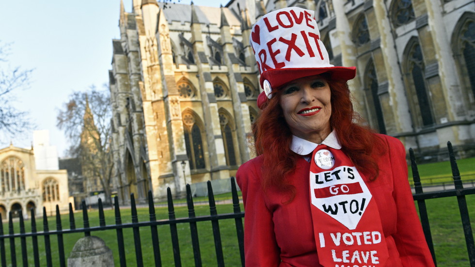 Брекзит в колапс: Тереза Мей е под натиск да договори по-мек развод