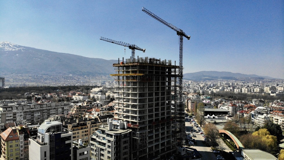 Строителството на небостъргача „Златен век“ може да продължи