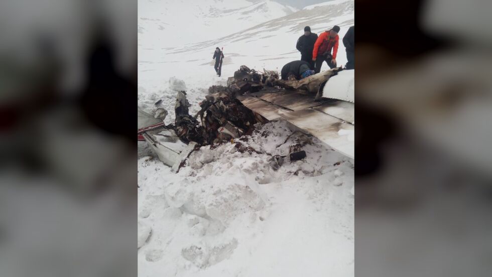 Не е имало експлозия на борда на разбилия се край Скопие самолет
