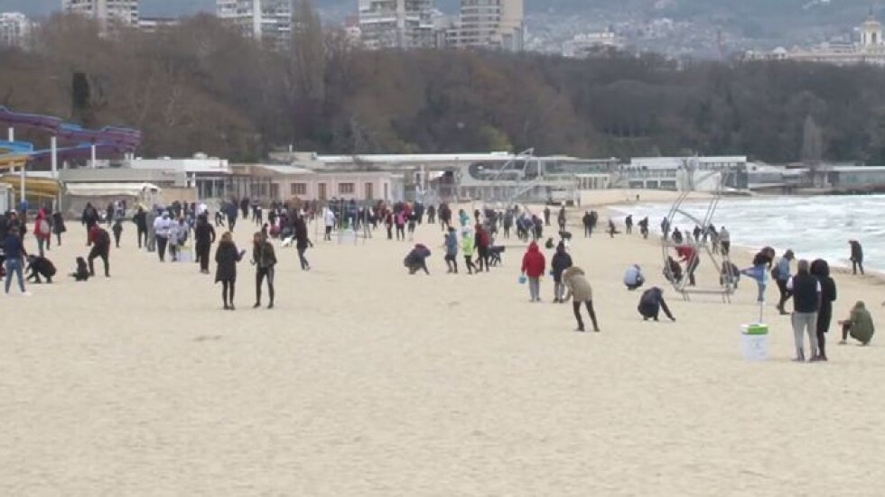 Доброволци почистват варненския плаж от фасове 