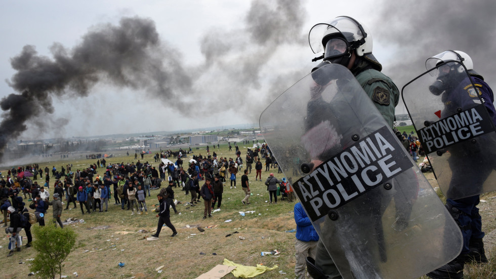 Сблъсъци между мигранти и полиция край Солун (ВИДЕО)