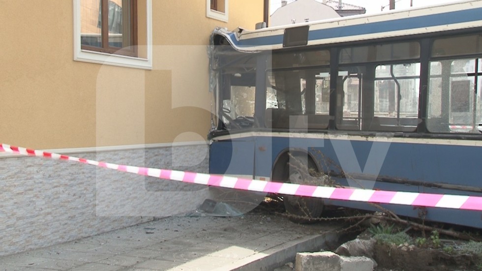 10 души пострадаха при катастрофа на автобус във Варна (СНИМКИ)