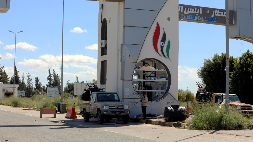 Въздушен удар срещу единственото действащо летище в Триполи
