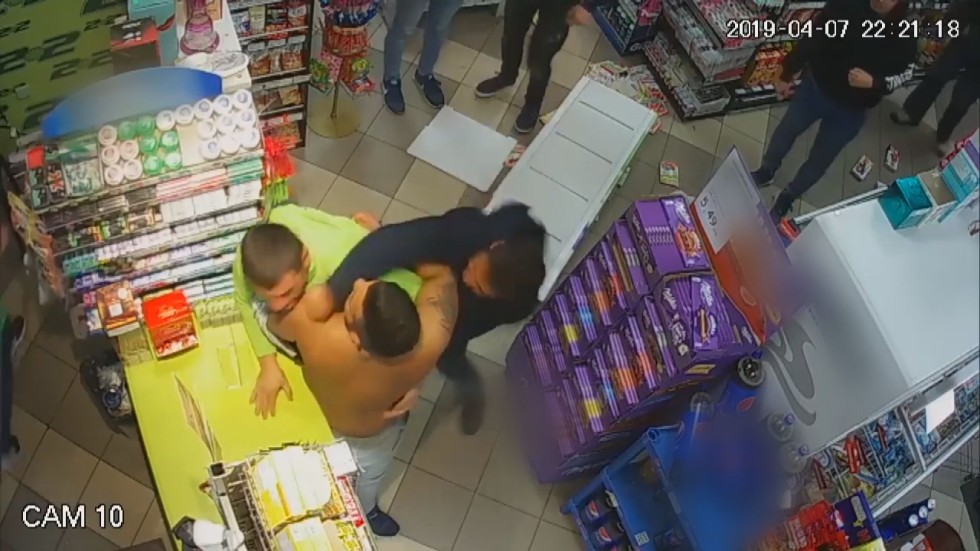 Хора от Габрово излязоха в защита на бития в денонощен магазин служител