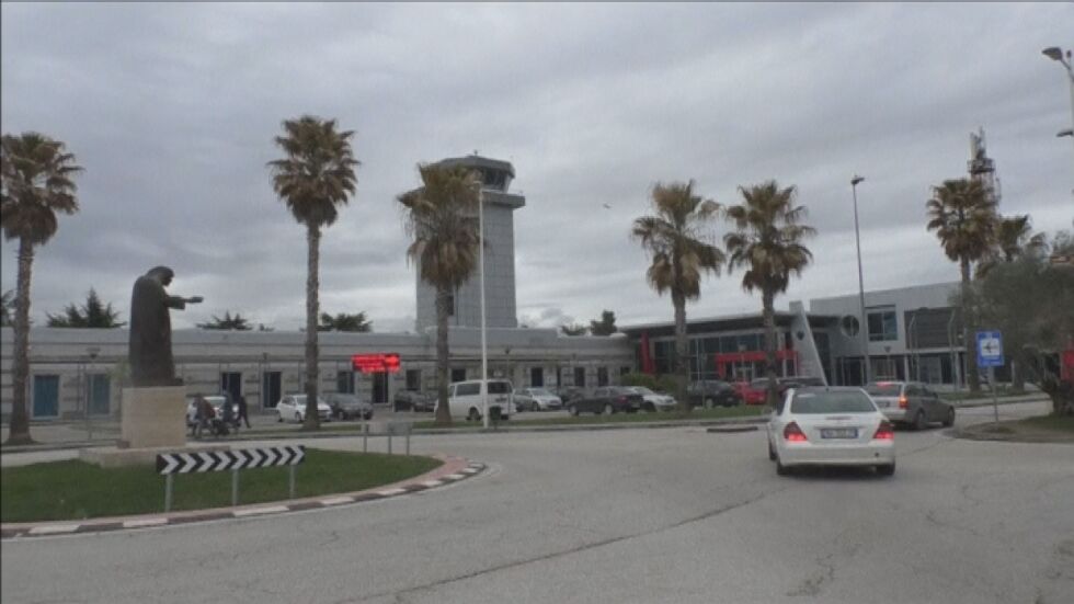 Застреляха въоръжен мъж след обир на летището в Тирана