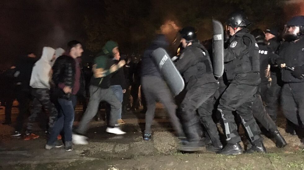 Сблъсъци между протестиращи и жандармерията в Габрово (СНИМКИ И ВИДЕО)