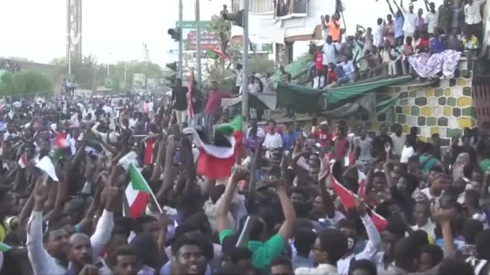 Хиляди останаха по улиците в столицата на Судан и след наложения комендантски час