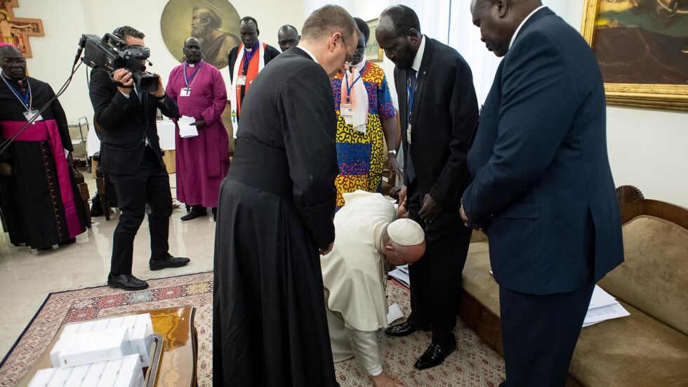 Папата целуна краката на южносудански лидери и ги призова към мир