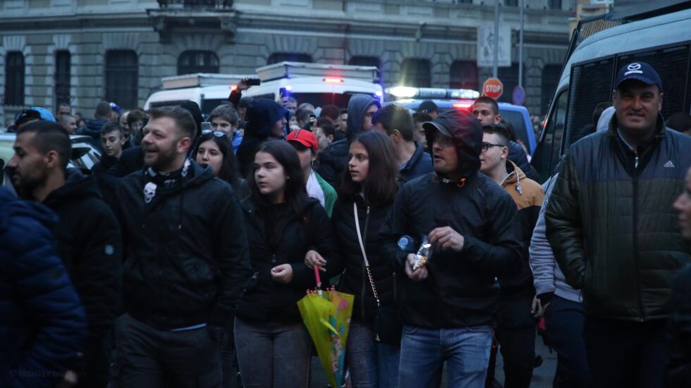 В Габрово излязоха на протест за трета поредна вечер (ВИДЕО И СНИМКИ)