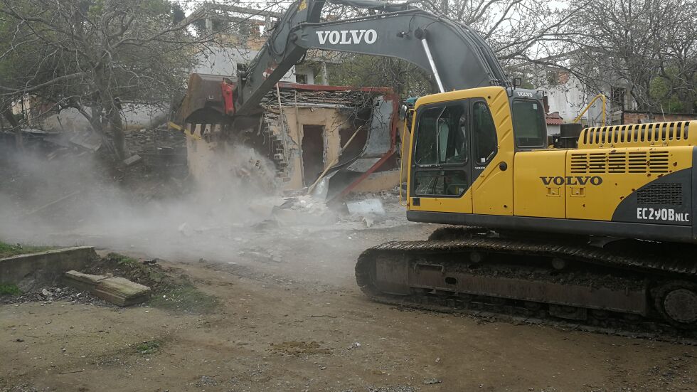 Багери събарят незаконни ромски къщи в Стара Загора