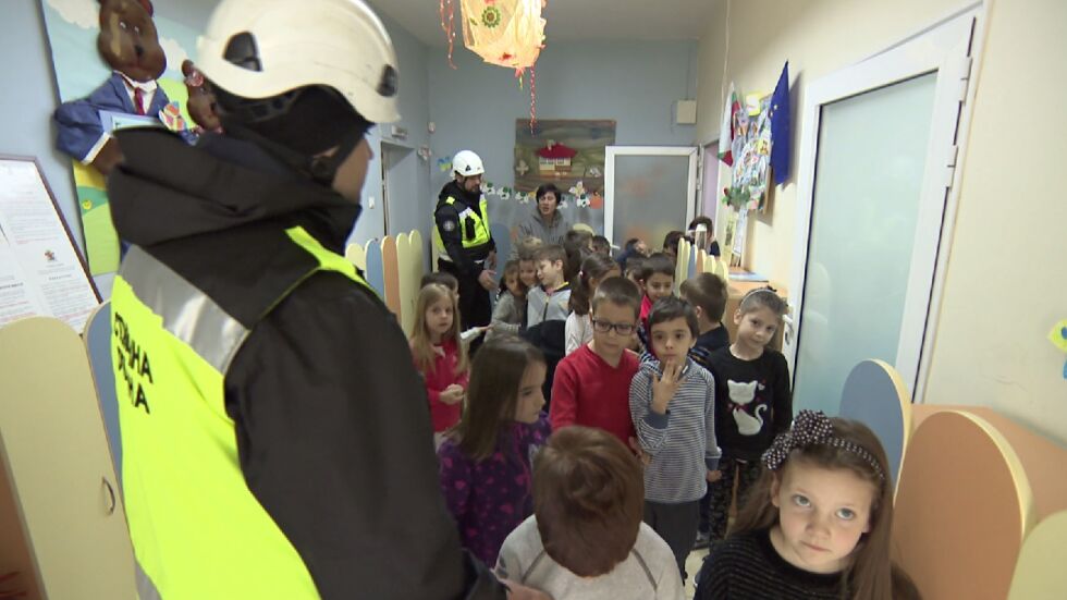 Обучават децата в столичните детски градини как да реагират при земетресение