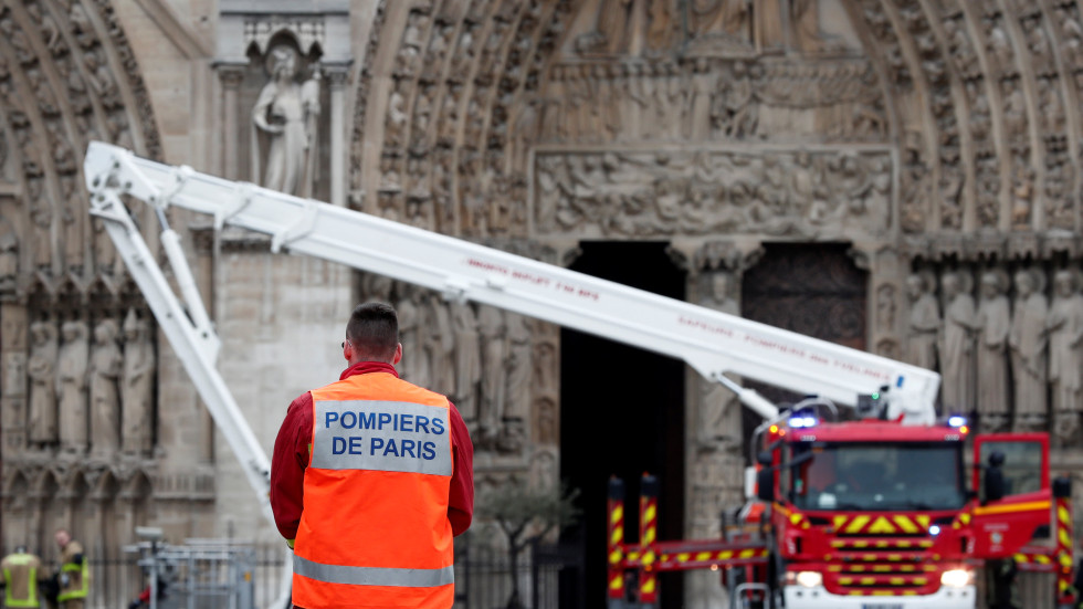 12 часа по-късно: Пожарът в парижката „Света Богородица” е овладян