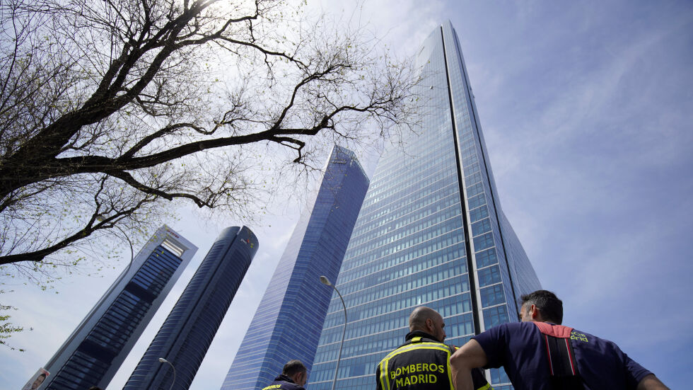 Заради бомбена заплаха: Евакуираха небостъргач в Мадрид