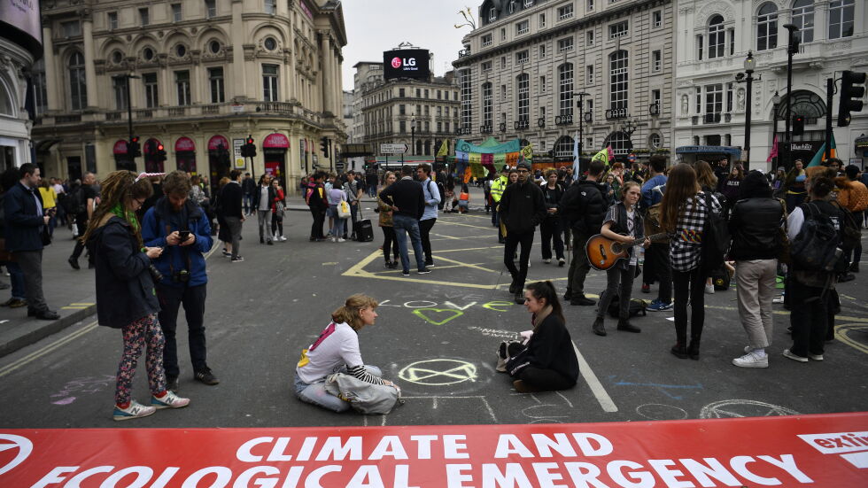 Над 300 арестувани на протести срещу климатичните промени в Лондон