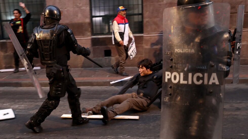 Сблъсъци в Еквадор: Полицията използва сила срещу привърженици на Асандж